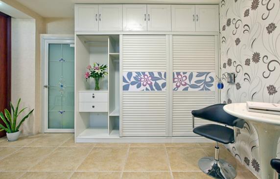 多方“施壓” 衣柜經(jīng)銷(xiāo)商成了“弱勢(shì)群體”.jpg