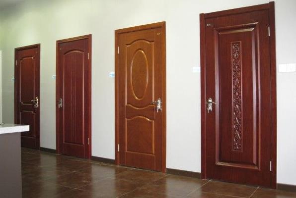 消費(fèi)者如何在選購(gòu)的時(shí)分辨出實(shí)木門(mén)的真?zhèn)?jpg