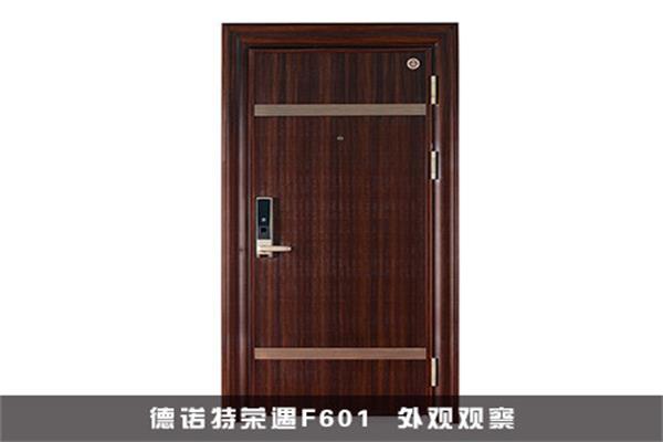 一扇門不僅將一個家與外界分隔開來，門的風格樣式同樣影響著居室的和諧美觀。伴隨著家居行業(yè)內(nèi)五花八門的產(chǎn)品日益顯現(xiàn)，或許更多消費者會愈來愈傾向于購買簡約的產(chǎn)品。來自德諾特的榮遇F601安全門，便是簡約的最好代名詞。殊不知在這樣一款簡約的安全門之中，又能貼上“高科技”的標簽，下面跟隨小編來一探究竟。 【產(chǎn)品品牌】德諾特高端安全門 【產(chǎn)品名稱】德諾特榮遇F601 評測地點】浙江省金華市武義縣桐琴鎮(zhèn)五金大道1號 萬嘉集團新浪家居產(chǎn)品評測中心：服務消費者，關注消費者選購、裝修環(huán)節(jié)的所需，提供最客觀、最實用、最具價值的參考信息，從而指導消費者有效甄別產(chǎn)品，便捷消費，提升辨別產(chǎn)品能力；搭建起廠商與用戶的橋梁，降低消費者與廠商之間的信息不對稱；最終宣揚環(huán)保、節(jié)能、低碳等健康新理念的消費趨勢。 一、德諾特榮遇F601  外觀觀察 德諾特榮遇F601安全門在外觀上面，這款安全門沒有過多的修飾，反而這樣的設計更能突出簡約大方的特質(zhì)。紅木色選取，在簡約、隨性中不失奢華的感覺。該款門的風格簡約、隨性、親和，外觀端莊大氣，將自然與美感展現(xiàn)的極具到位。 而巧妙之處就在于采用的拼接飾面，應用的是現(xiàn)今時尚元素的搭配技巧。淺色和深色相結(jié)合的不規(guī)則豎條紋，搭配上立體的豎條紋理，在柔和的光線下，仿佛折射出一道道迷人性感的光束。 二、德諾特榮遇F601  門板評測 德諾特榮遇F601室外門板采用的鍍鋅鋼板的材質(zhì)，這樣既保證了進戶門的安全性，又大大提高了門的檔次。門板采用專用的涂裝工藝，真空噴涂，使表面的漆面豐滿細膩，紋理愈顯逼真立體。這樣的工藝并且能有效抵抗紫外線，為安全門罩上防曬的保護傘的同時，又起到防止門板顏色褪色的功能，從而延長安全門的壽命時間。 采用中式門框結(jié)構(gòu)，1.0mm鋼芯鋼板，門厚度85mm，2.0mm鍍鋅鋼板，外寬邊。門扇內(nèi)外包邊四角45度角，內(nèi)置螺絲固定，著重細節(jié)，美觀大方。獨特門框內(nèi)線條設計，內(nèi)視美觀，框扇同色。五層加強防撬四面的外置包邊，為您的居家生活帶來更多精益求精的享受。 三、德諾特榮遇F601  五金評測 德諾特榮遇F601采用WJ-D01指紋密碼鎖，密碼界面清晰明了，規(guī)避傳統(tǒng)機械鎖具的安全漏洞，采用雙重防盜設計原理，融合智能指紋防盜，搭建相互獨立又互為一體的雙重防護系統(tǒng)。有效提取指紋細節(jié)特征，提高指紋防盜性能。采用的專利靜音自動鎖，讓開關和鎖門毫無壓力。除此之外，小編還發(fā)現(xiàn)這款鎖開啟起來十分靈活自如，無需大力，手指稍稍一轉(zhuǎn)就能開啟該鎖，能照顧到老人和小孩開鎖的不便，貼心呵護您的家人。 德諾特榮遇F601安全門采用獨特構(gòu)造的三維可調(diào)鉸鏈，是萬嘉的專利產(chǎn)品。小編在推門的過程中，感受到整個推門的過程非常輕松，只要輕輕一推，便能將整扇門推到底。這款鉸鏈內(nèi)配軸承，高承重設計，永不下垂的工藝，讓一個小小的鉸鏈可承受200公斤的力，開啟非常靈活輕便。  萬嘉專利的中控插梢，結(jié)構(gòu)非常簡約，一按一拔的方法非常方便人們更好的操控，還有防止晃動的有效功能，十分人性化的設計。 另外，這款防盜門還配備獨特防爆栓裝置，采用不銹鋼材質(zhì)。當老人、小孩獨自一人在家，給陌生人開門時，可用防爆栓扣住門板，打開一道門縫，防止可疑人非法闖入。這樣一來又給家中增加了一道預警線，設立了可靠的安全保障。 四、德諾特榮遇F601  密封條評測 德諾特榮遇F601安全門密封條與門板之前緊實貼合，隔音和保溫效果出色，可以減少熱能損耗；密封條與油漆、清潔劑不宜發(fā)生反應，耐磨損、抗老化、抗紫外線和水侵蝕性能強。 評測總結(jié)：德諾特榮遇F601安全門極具中國古代建筑美學特征，似是渾然天成，卻是巧奪天工之作。拼接的設計具有別樣的家居之美，同樣的風格，不一樣的演繹。適用于搭配各種不同的裝修風格，讓您領略生活中的純凈、安寧之美。指紋密碼鎖的智能運用，集便捷與安全為一體的功能型安全門，是保障您居家安樂的極佳選擇。