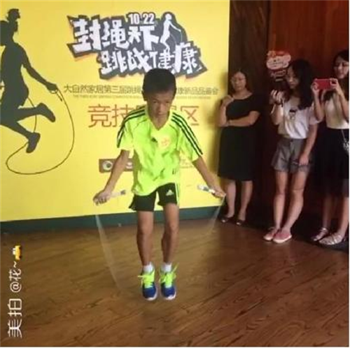 小學(xué)生5秒KO大自然家居董事長(zhǎng)