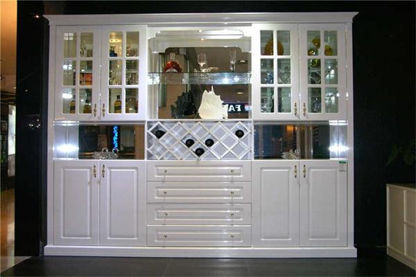 我有故事你有酒，就差一個衣柜了