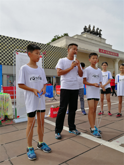 心跳不止！“殺刀”高手成都狂飆繩技