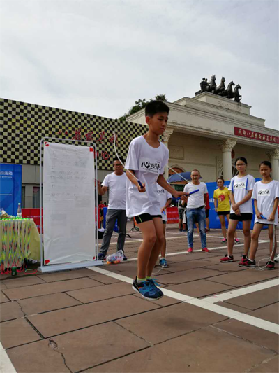 心跳不止！“殺刀”高手成都狂飆繩技