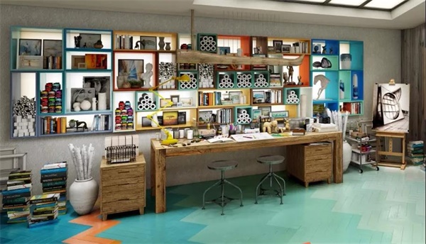 這組嵌入式的柜子也是我個人空間的展示。我把它分為了三段組合，第一段是一組深淺藍色的變化，淡淡的好似云層最淺處的天藍，再深一點好似海水靠近沙灘處的海藍，再往大海深處靠近點，接近藍綠色。