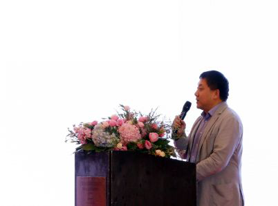 在消費(fèi)升級的大背景下，在美學(xué)消費(fèi)意識覺醒的大趨勢下，地板行業(yè)有這樣一位先行者——書香門地，以時(shí)尚的設(shè)計(jì)和理念引領(lǐng)市場，在產(chǎn)品定位上，始終走高端價(jià)值鏈的方式，倡導(dǎo)“美能增值”的核心消費(fèi)理念，開創(chuàng)“美學(xué)”地板先河，順應(yīng)了消費(fèi)需求發(fā)展的趨勢，彌補(bǔ)了國內(nèi)高端市場的空白。2018年書香門地“聚勢·創(chuàng)變·領(lǐng)航”的新征程已經(jīng)開啟！