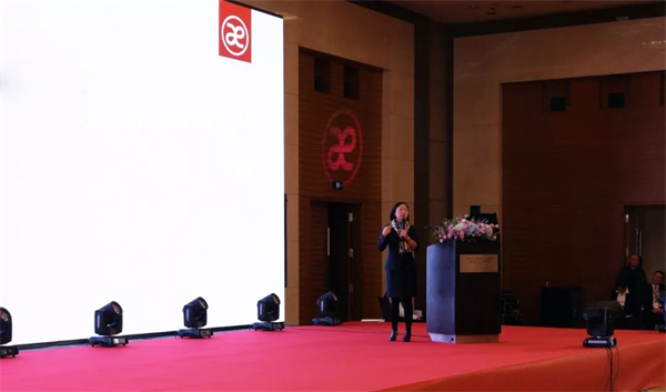 在消費(fèi)升級的大背景下，在美學(xué)消費(fèi)意識覺醒的大趨勢下，地板行業(yè)有這樣一位先行者——書香門地，以時(shí)尚的設(shè)計(jì)和理念引領(lǐng)市場，在產(chǎn)品定位上，始終走高端價(jià)值鏈的方式，倡導(dǎo)“美能增值”的核心消費(fèi)理念，開創(chuàng)“美學(xué)”地板先河，順應(yīng)了消費(fèi)需求發(fā)展的趨勢，彌補(bǔ)了國內(nèi)高端市場的空白。2018年書香門地“聚勢·創(chuàng)變·領(lǐng)航”的新征程已經(jīng)開啟！