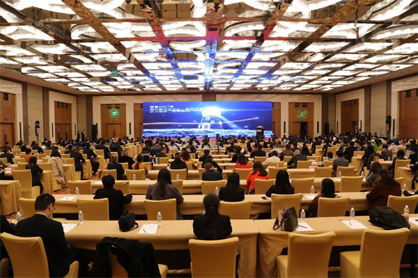 在消費(fèi)升級的大背景下，在美學(xué)消費(fèi)意識覺醒的大趨勢下，地板行業(yè)有這樣一位先行者——書香門地，以時(shí)尚的設(shè)計(jì)和理念引領(lǐng)市場，在產(chǎn)品定位上，始終走高端價(jià)值鏈的方式，倡導(dǎo)“美能增值”的核心消費(fèi)理念，開創(chuàng)“美學(xué)”地板先河，順應(yīng)了消費(fèi)需求發(fā)展的趨勢，彌補(bǔ)了國內(nèi)高端市場的空白。2018年書香門地“聚勢·創(chuàng)變·領(lǐng)航”的新征程已經(jīng)開啟！