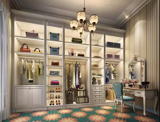 做設(shè)計(jì)之初，我問(wèn)自己，有一定社會(huì)地位和個(gè)人追求、有文化、見(jiàn)識(shí)、財(cái)富的社會(huì)精英階層，會(huì)對(duì)品質(zhì)生活，品味空間有著怎樣更為急切的需求？什么樣的家居空間氣氛比較適合這類(lèi)人群呢？