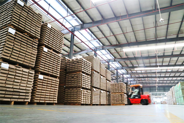 莫干山地板專注環(huán)保25年，通過中國環(huán)境標(biāo)志認(rèn)證和FSC國際森林認(rèn)證，并先后獲得“中國地板十大環(huán)保品牌”“中國地板十大影響力品牌”“中國地板國家品牌”等諸多榮譽(yù)。