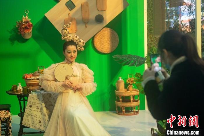 現(xiàn)場展示以竹為主題的家居工藝品吸引參觀者。　劉忠俊 攝