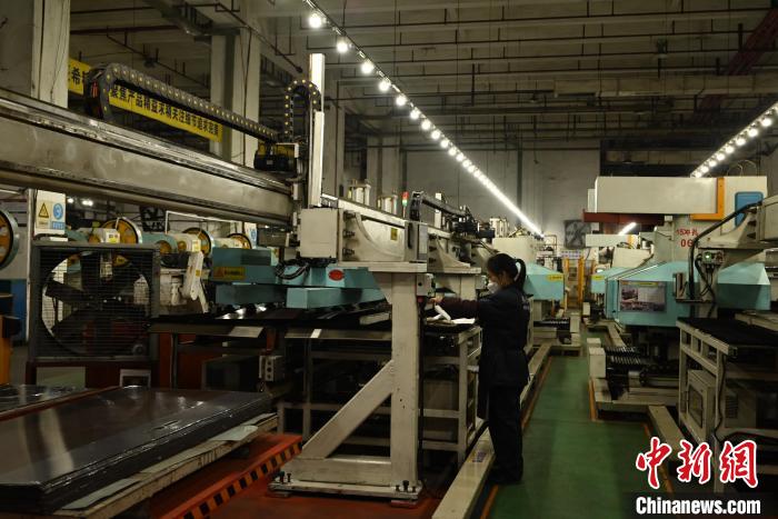 圖為美心集團的門業智能化生產車間。　張旭 攝