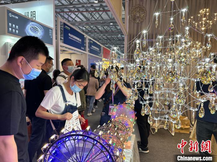 本屆古鎮(zhèn)燈博會(huì)共吸引超3500家企業(yè)參展，為歷屆參展之最 張明 攝