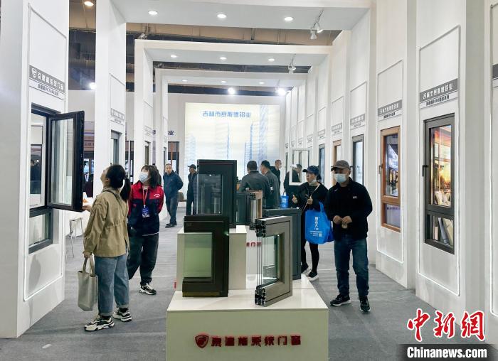 觀眾在展會上挑選產(chǎn)品。　郭佳 攝