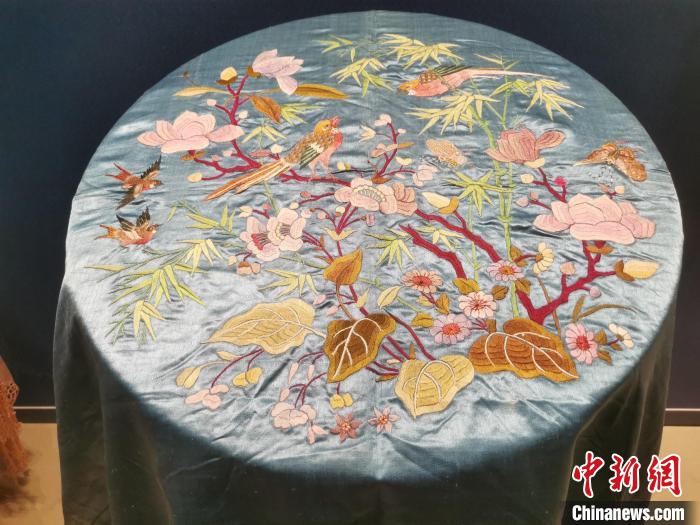 藍鍛地花鳥紋臺布 程景偉 攝